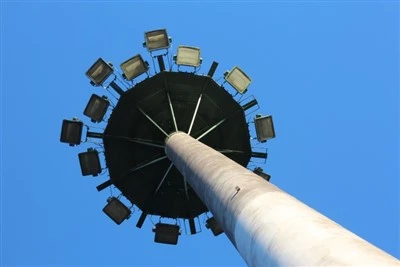 Moni-tyylinen High Mast -valopylväs